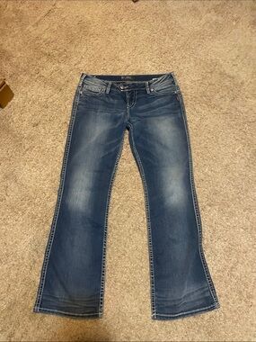 Silver Jeans women's medium blue flare jeans. Size 33/31. .